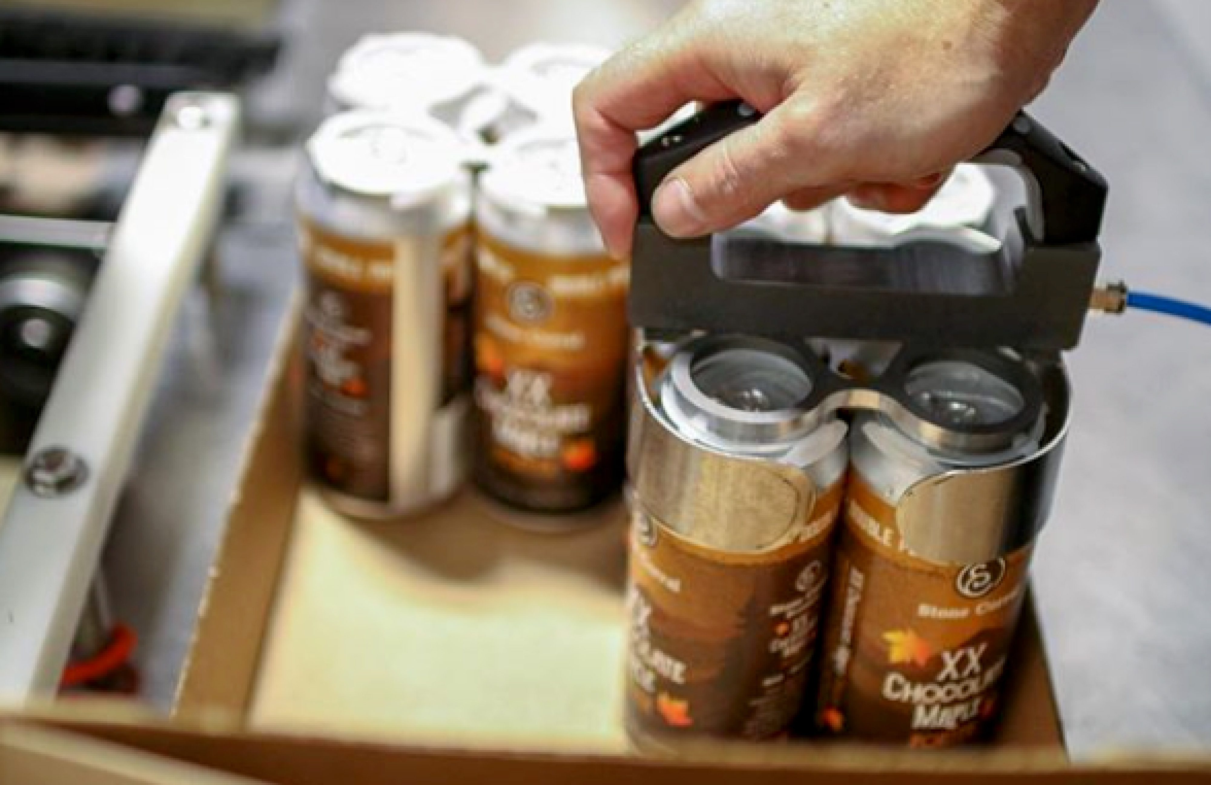 Hand applying can carrier to 4-pack cans